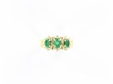 bague à trois pierres en émeraude et diamant