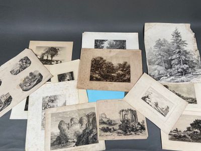 tout un tas de vieilles photos rassemblées sur la table