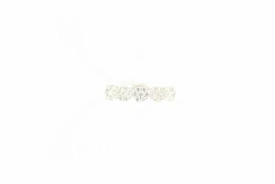 une image d'une bague en diamant sur fond blanc