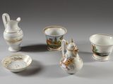 cinq pièces de porcelaine différentes posées sur une table