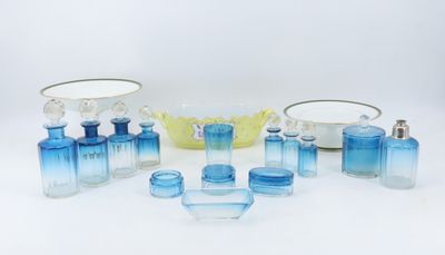 de nombreux objets en verre bleu posés sur une surface blanche