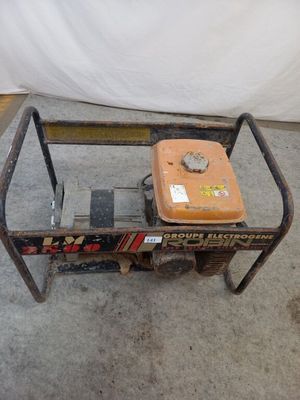 une petite machine posée sur le sol
