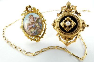 collier plaqué or orné d'une image de cheroon et d'un pendentif en perle