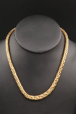 un collier à chaîne en or sur un mannequin mannequin mannequin mannequin mannequin mannequin mannequin mannequin mannequin mannequin