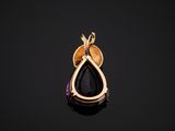 a yellow gold pendant with a tear shaped amethorate
