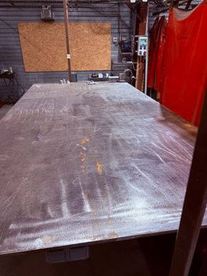 une grande table en métal au milieu d'une pièce
