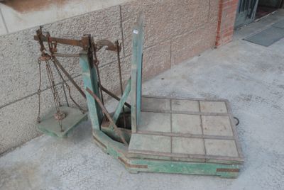 Bascule à grains au 1/10e avec son plateau à poids servant à…