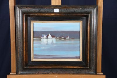 une peinture à l'huile représentant un voilier sur l'eau, avec une petite maison en arrière-plan