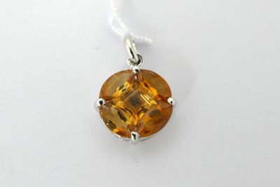 Pendentif rond en or blanc orné de 5 citrines taille radian …