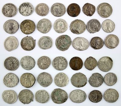 une collection de pièces de monnaie romaines