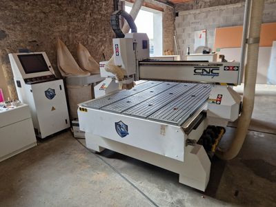 une machine qui travaille sur une pièce de bois