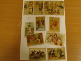 une photo montrant une collection de vieilles cartes postales posées sur une table
