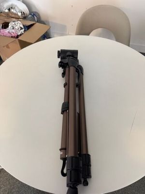 une photo d'un trépied posé sur une table blanche
