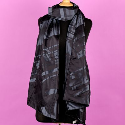 un gilet noir sur un mannequin, un mannequin, un mannequin, un mannequin, un mannequin, un mannequin, un mannequin, un mannequin, un mannequin
