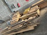 de nombreuses pièces de bois empilées sur le sol du garage