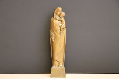 l'image d'une statue représentant une femme tenant un enfant dans ses bras