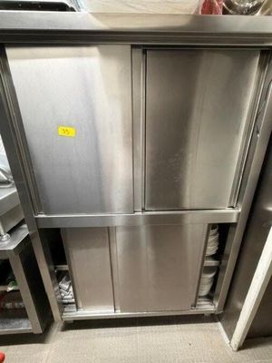 une armoire en acier inoxydable au milieu d'une cuisine