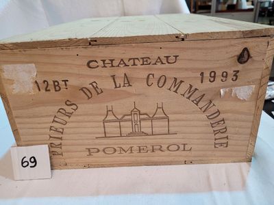 une boîte en bois avec une étiquette sur une table