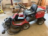 une tondeuse à gazon rouge garée dans un garage
