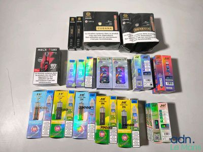 de nombreux modèles différents de cigarettes électroniques posés sur la table