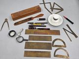 un grand nombre d'outils posés sur une table