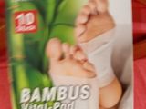 une boîte sur laquelle est représentée une image des pieds d'un bébé posés sur un lit