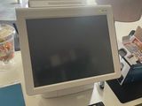 un écran d'ordinateur posé sur un bureau dans une pièce