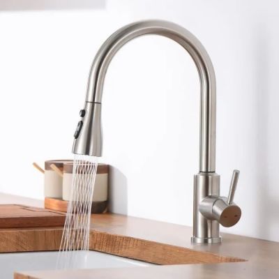 un évier de cuisine dont le robinet laisse couler de l'eau