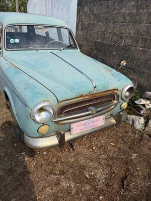 une vieille voiture qui traîne dans la poussière
