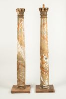 Paire de grandes colonnes cannelées obliques en bois sculpté…