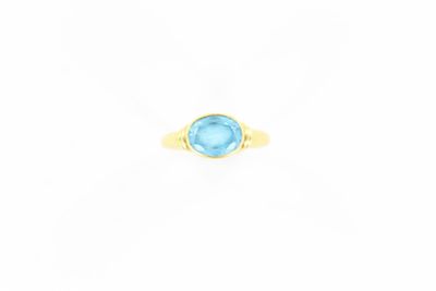 une bague en or sertie d'une topaze bleue