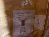 une photo d'une boîte en carton sur laquelle est accrochée une pancarte