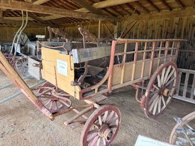 une calèche qui se trouve dans une grange