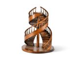 un escalier en colimaçon en bois posé sur un socle