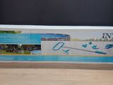 une boîte de nettoyeurs de piscine Intex posée sur une table en bois