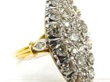 gros plan d'une bague en diamant sur une surface blanche