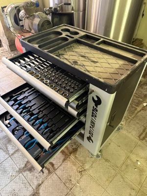 une image représentant un tiroir à outils contenant des outils