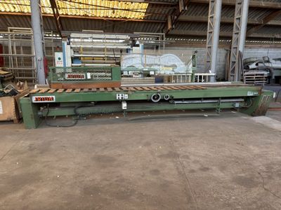 l'image d'une machine installée dans un entrepôt