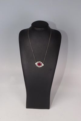 1 chaîne avec pendentif en forme de fleur centré d'un caboch…