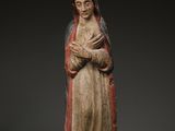 une statue ancienne d'une femme tenant un bébé dans ses bras