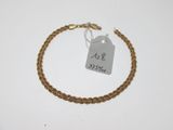 Gros plan sur un bracelet en chaîne en or portant une étiquette