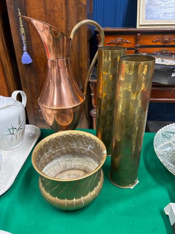 Paire de vases de forme obus, cache-pot, verseuse en cuivre