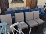 many chairs that are lined up outside of a building