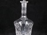 un gros plan d'un vase en verre transparent sur fond noir