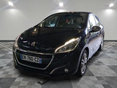 la photo d'une voiture noire garée dans un garage