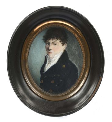 portrait d'un jeune homme en manteau noir et chemise blanche