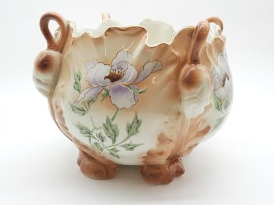 une image représentant un vase orné de fleurs peintes