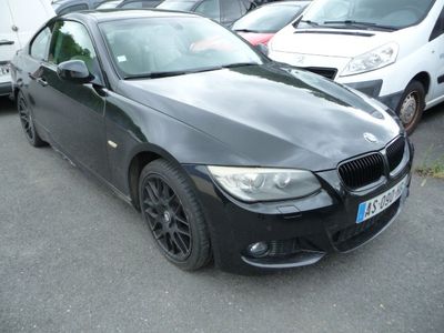 une voiture noire garée dans un parking