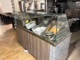 un comptoir avec une vitrine en verre au milieu de la pièce