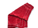 linge de lit rouge et blanc avec des bordures blanches sur fond blanc